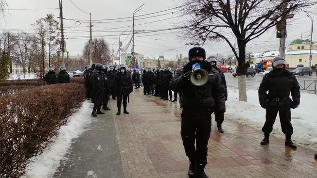 Übermächtig: Das Polizeiaufgebot in Rjasan soll Demonstranten einschüchtern.