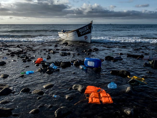 ARCHIV - Ein Holzboot, mit dem Flüchtlinge aus Marokko über den Atlantischen Ozean gefahren sind, liegt an der Küste der Kanarischen Inseln. Foto: Javier Bauluz/AP/dpa