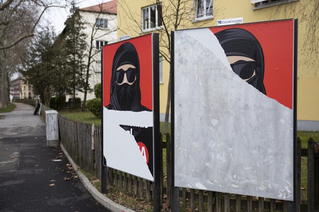 Die Plakate für das Verhüllungsverbot zielen auf Niqab-Trägerinnen.