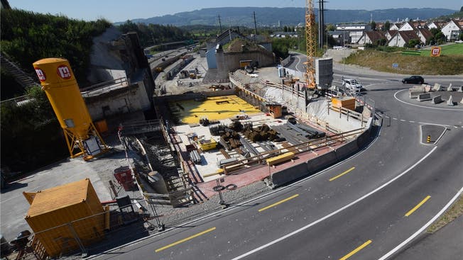 Gubrist-Baustelle in Weiningen: Hier entsteht der Autobahndeckel – darauf folgt nun der Bau des Rad- und Gehwegs samt Passerelle.
