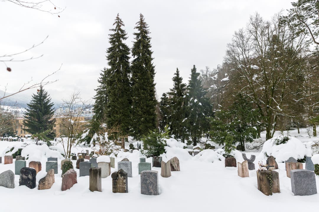 Bestattungen sind aufgrund der zugeschneiten Gräber kaum möglich.