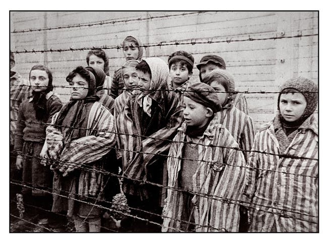 Ein Bild eines Kriegsfotografen der Roten Armee vom 27. Januar 1945 zeigt die Kinder im KZ Auschwitz-Birkenau, unter ihnen wahrscheinlich Gábor Hirsch, Fünfter von rechts. «Ganz hundertprozentig sicher bin ich mir nicht», sagt Hirsch. Es ist eine der offenen Fragen, die ihn bis heute umtreiben.