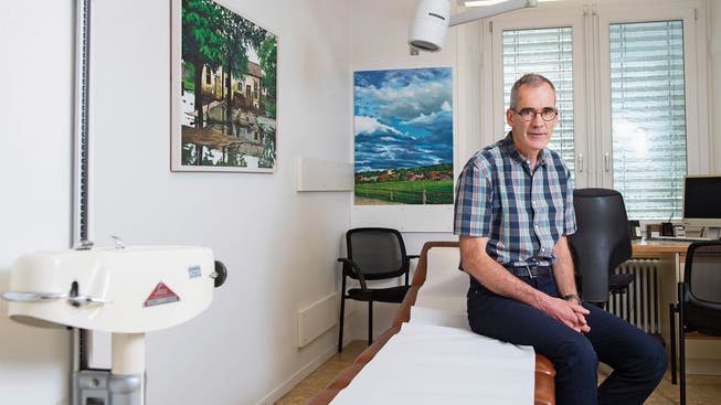 In seiner Freizeit malt er Bilder: Arzt Antoine Chaix in seiner Praxis in Einsiedeln.