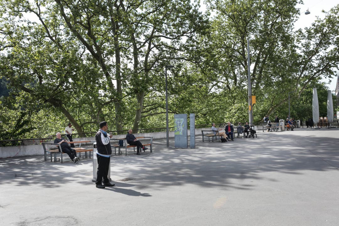 Auf dem Platz beim Badener Stadtbrunnen tummeln sich schon wieder etliche Leute im Schatten der Bäume.