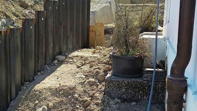 Die Bauarbeiten gingen direkt bis ans Haus: Bis zur Kanalisation hin wurde ein Loch gegraben.