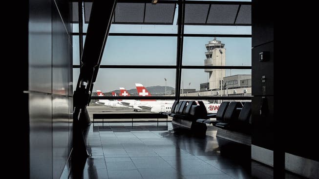 Ein grosser Teil der Swiss-Flotte muss derzeit am Boden bleiben: Blick aus dem menschenleeren Flughafen Zürich in Kloten.