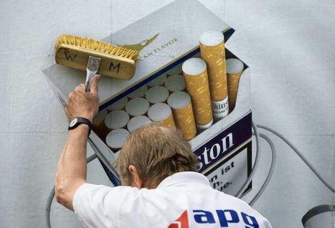 Auf Plakaten ist Tabakwerbung heute noch erlaubt - zumindest in zehn Kantonen.