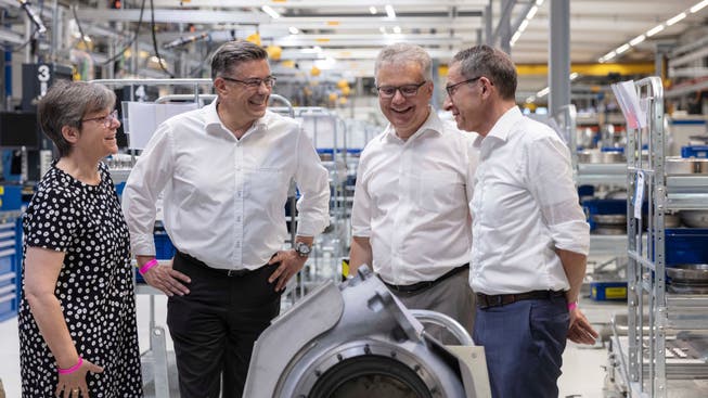Der Aargauer Volkswirtschaftsdirektor Urs Hofmann (rechts) bei einem Besuch der Turbolader-Fabrik mit Vertretern des Badener Stadtrates.