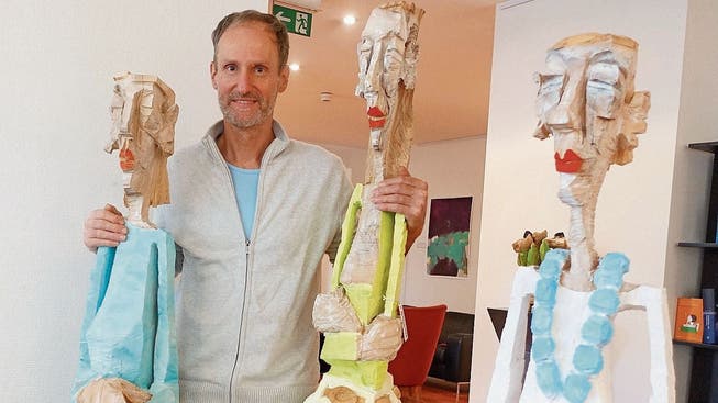 Thomas Ruepp zeigt in der Ausstellung im Hotel Eden lebensgrosse Frauenfiguren aus Holz.