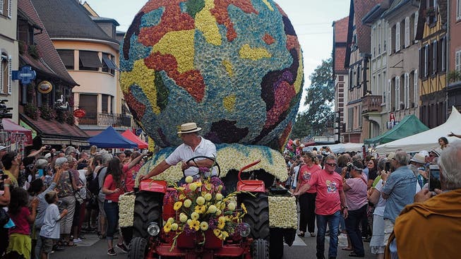 Die Weltkugel war 2018 am Corso fleuri in Sélestat mit Blumen überzogen, heute überzieht ein Virus den Globus.