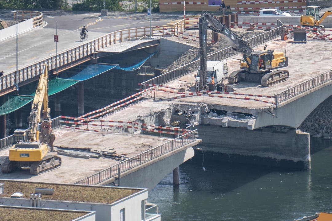 16. April 2020: Der Abriss der Kettenbrücke geht schnell voran.