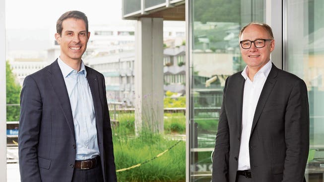 Die beiden Aargauer Ständeräte Thierry Burkart (FDP, links im Bild) und Hansjörg Knecht (SVP) anlässlich des Gesprächs auf der Terrasse im ersten Stock des BT-Hochhauses in Baden.