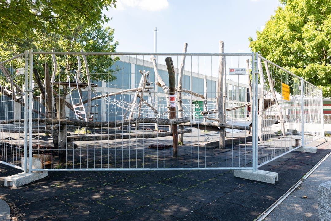 Der abgesperrte Spielplatz Seefeld in Spreitenbach. (Bild: 3. September 2020)