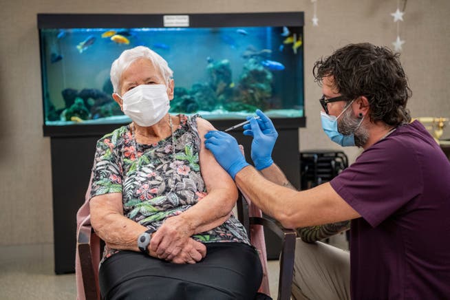 Eine 90-jährige Bewohnerin einer Pflegeinstitution in der Luzerner Landgemeinde Buttisholz wurde am Mittwoch als erste Schweizerin geimpft.