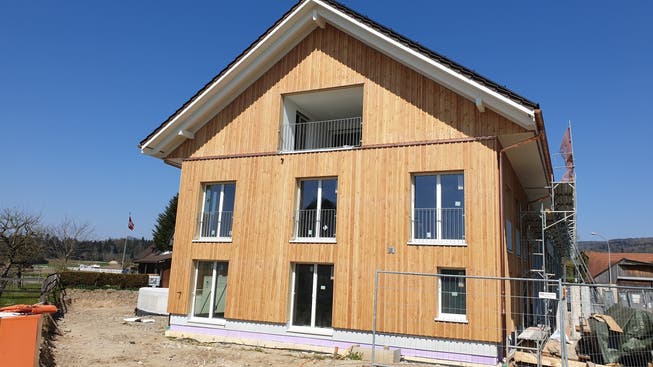 In diesem Mehrfamilienhaus in Sulz stecken 58 Kubikmeter Holz.