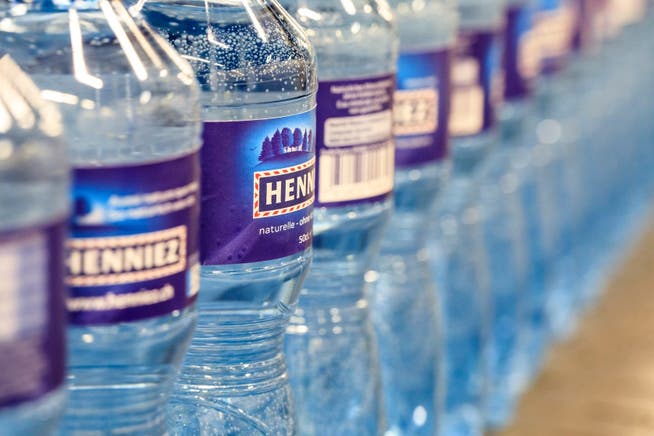 Bei der Nestlé-Tochter Henniez bestehen die Flaschen neu zu 75 Prozent aus recyceltem PET.