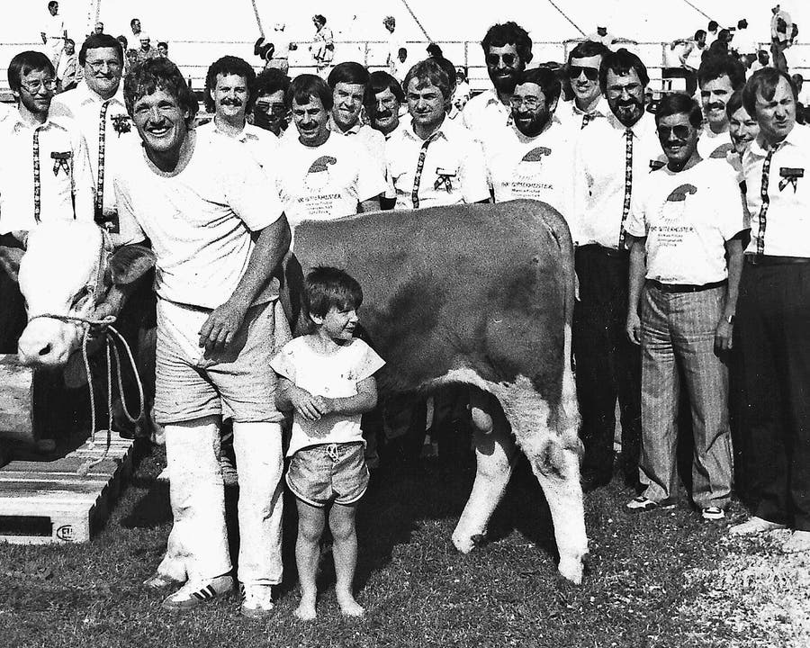 1989: Paul Vollenweider nach seinem Aargauer Kantonalfestsieg in Frick mit Sohn Sandro, Siegermuni und Organisationskomitee.