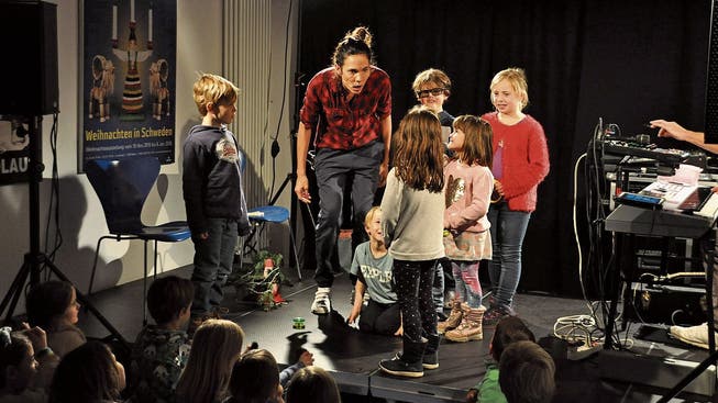 Wie geht die Geschichte weiter? Martina Schütze vom Improtheater «Tsurigo» lässt die Kinder entscheiden.