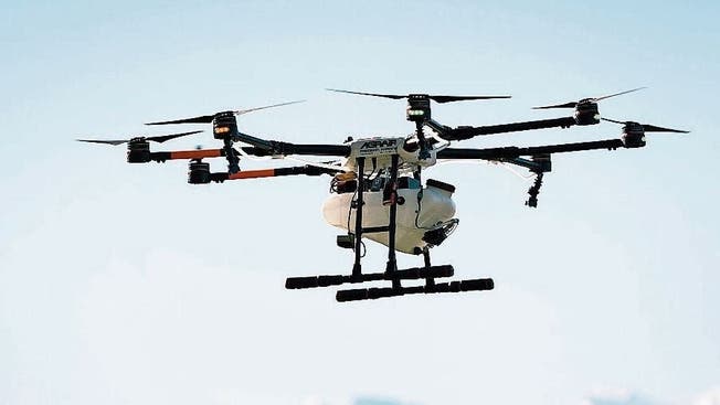 Das Geschäft mit Drohnen wächst. Im Bild besprüht eine Agrar-Drohne Rebberge in Rapperswil.