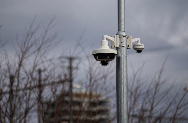 Eine Überwachungskamera im öffentlichen Raum. (Symbolbild)