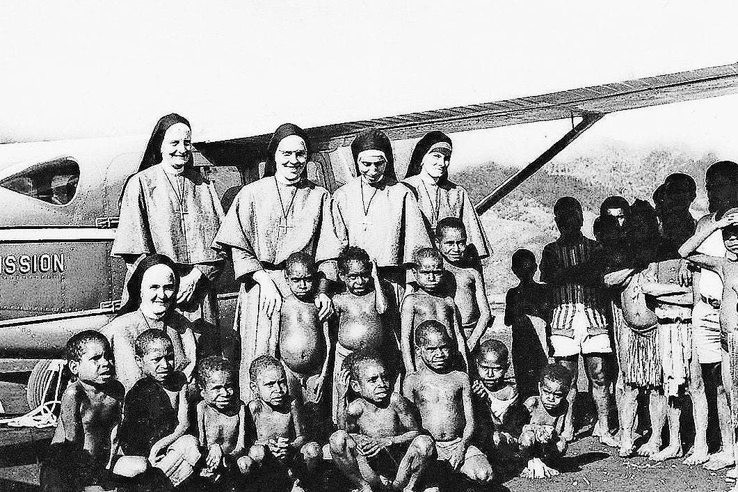 Ankunft in der Missionsstation in Det am 13. Oktober 1969. Schwester Gaudentia ist die zweite Frau von links (stehend).