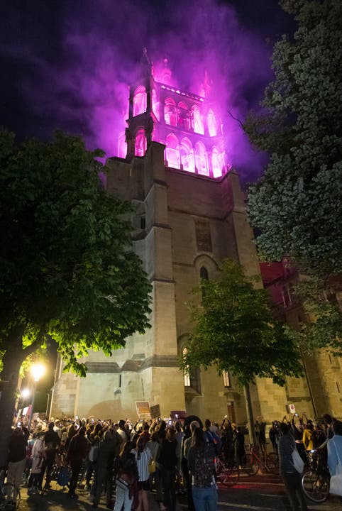 Das Wahrzeichen der Stadt, die Lausanner Kathedrale, wurde mit violettem Licht geflutet..
