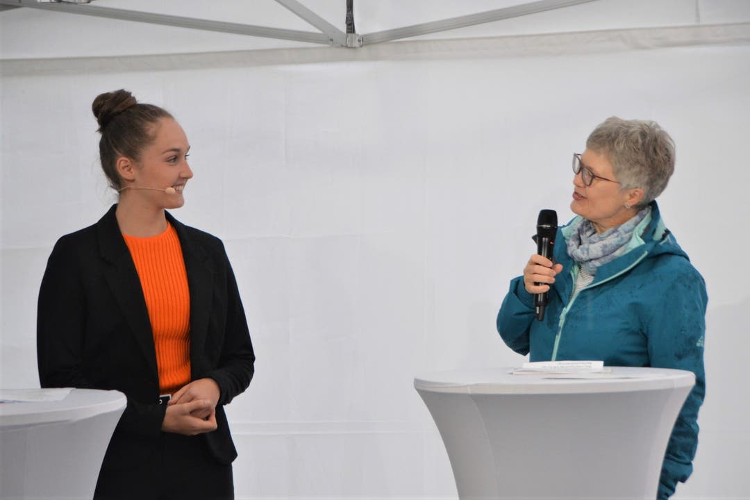 CVP-Podium Alina Spuhler (links) und Moderatorin Christine Salkeld.