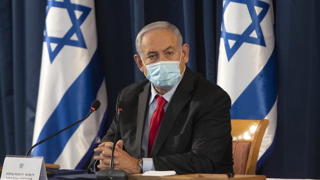 Scheint sich verkalkuliert zu haben: Israels Ministerpräsident Benjamin Netanjahu. Er öffnete früh - jetzt steigen in dem Land die Coronazahlen wieder.