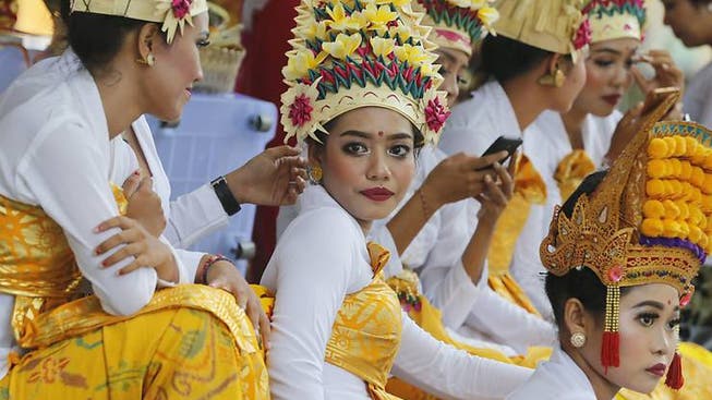 Keine Zuschauer mehr für die Tänzerinnen in ihren traditionellen Kostümen auf Bali.