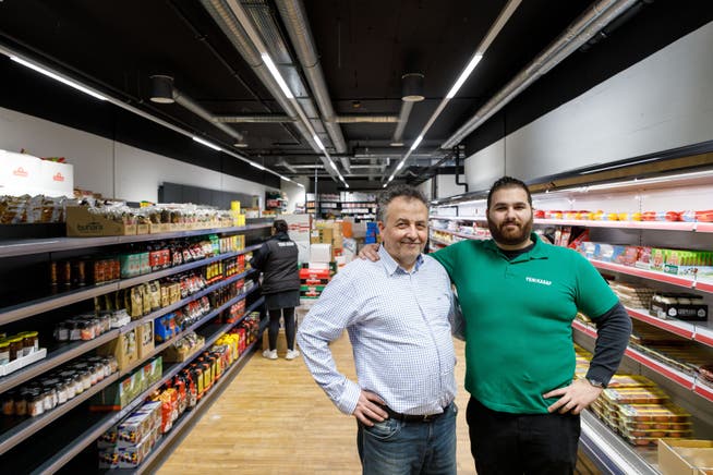Riza und sein Sohn Kaan Tasdemir in ihrem neuen Laden