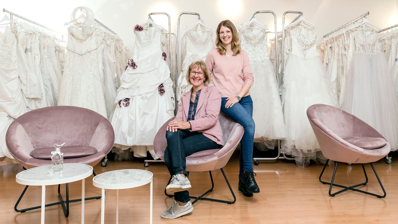 Das Mutter-Tochter-Duo Daniela Brogli (links) und Carole Lenherr hat sich mit dem Atelier 115 Brautkleider in Bremgarten einen Traum erfüllt.