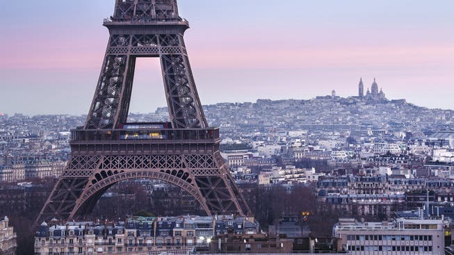 Nach Bombendrohung evakuiert: der Eiffelturm in Paris.