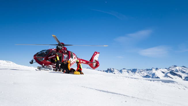 Einsatzkräfte der Air-Glaciers haben den verunfallten Piloten auf dem Guggigletscher geborgen. (Symbolbild)