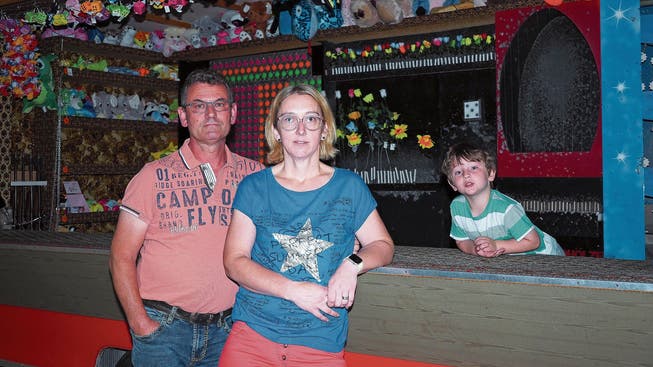 Die Schiessbude steht zu Hause: Roger und Sandra Hauri und ihr Sohn Raul müssen mit der Zwangspause klarkommen.