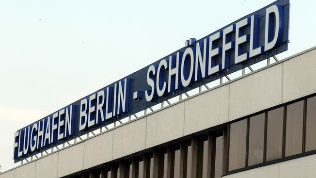 Der Betrieb am Flughafen Berlin-Schönefeld wurde Medienberichten zufolge nach dem Fund einer Weltkriegsbombe eingestellt. (Archivbild)