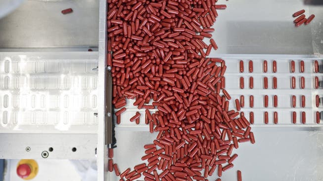 Zahlreiche Medikamente werden in der Schweiz zunehmend zur Mangelware. Im Bild füllt eine Maschine Arzneikapseln in Blisterpackungen. (Gaetan Bally/Keystone)