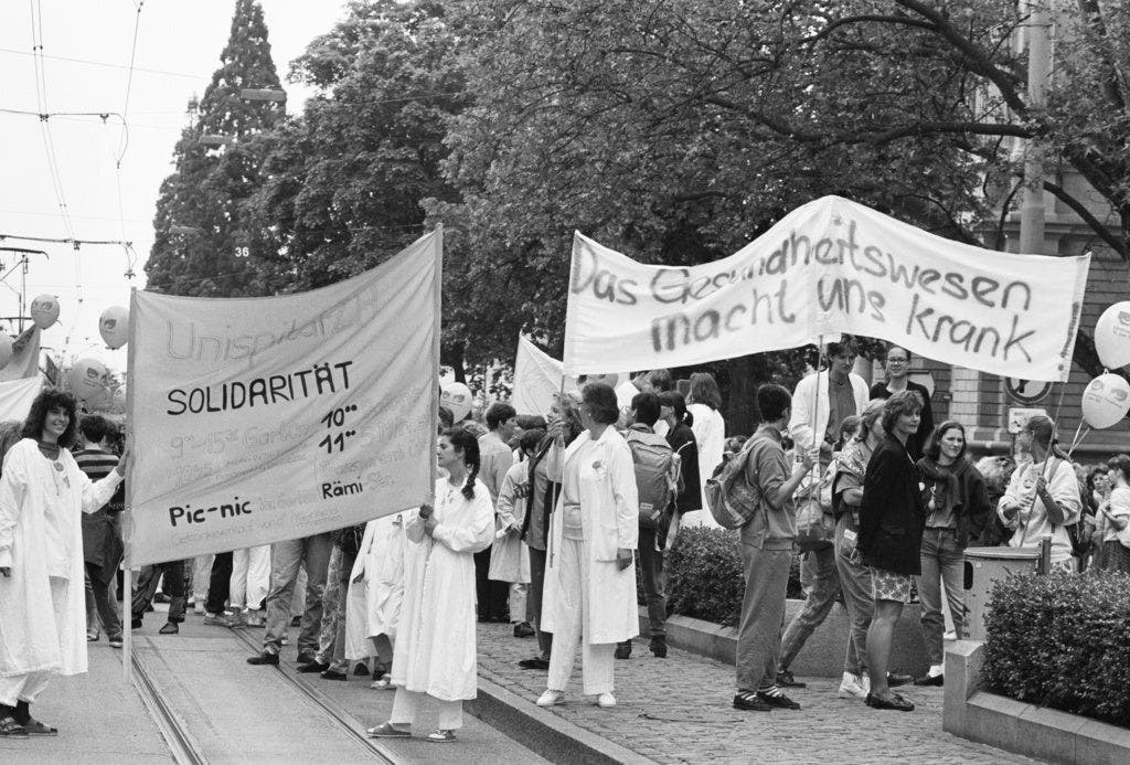 Das gab es schon einmal: Angestellte aus dem Gesundheitsbereich demonstrieren bereits 1991 vor dem Zürcher Unispital.