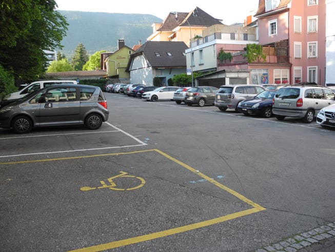 Der Postparkplatz ist neu mit Schranken versehen. (Archivbild)