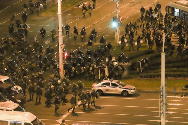Die Polizei hat nach Protesten in Belarus tausende Menschen festgenommen.