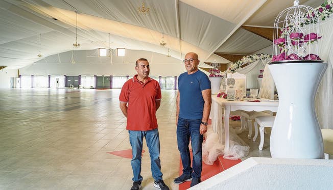 Tahir Fesli (rechts, im Bild mit Schwager Hüseyin Vural) kaufte die ehemalige Lengnauer Tennishalle vor zwei Jahren.