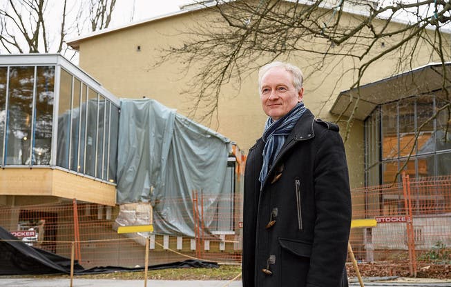 Uwe Heinrichs vor dem fast fertigen Kurtheater Baden: Ende April ist Schlüsselübergabe.