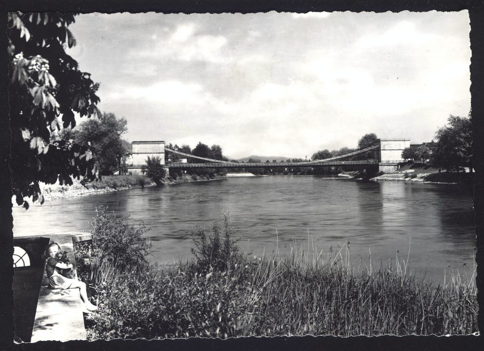 Die Kettenbrücke auf einer undatierten Postkarte.