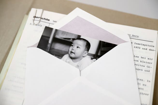 Ein Bild eines Kindes, das zur Adoption freigegeben wurde, aus dem Stadtarchiv Bern. Archive helfen ehemaligen Verdingkindern bei der Suche nach Unterlagen.