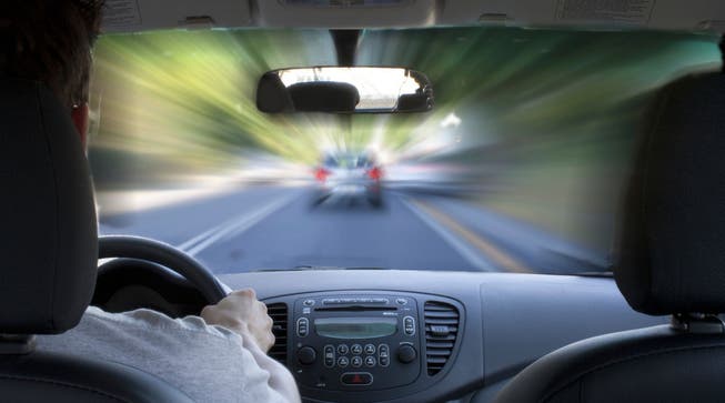 Wer innerorts statt mit 50 km/h mit 100 km/h oder schneller unterwegs ist, fällt unter den Raserartikel.