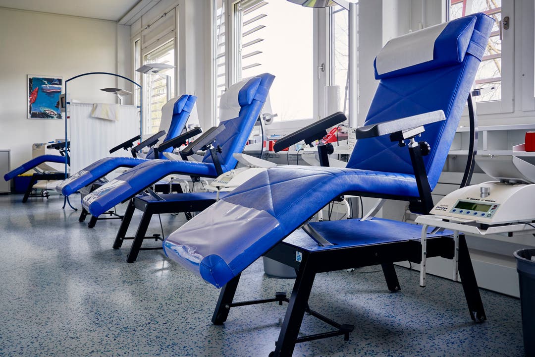 Chefarzt Jörg-Peter Sigle warnt aufgrund des Rückgangs der Blutspenden: «Dieser Trend macht uns Sorgen.»