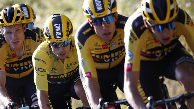 Das Team Jumbo Visma um Gesamtleader Primoz Roglic (2. v.l.) hat das Geschehen bei der 107. Tour de France fest im Griff.
