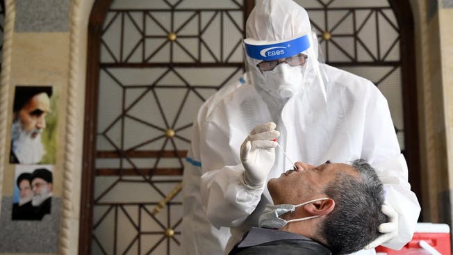 Ein Mann wird im Libanon auf das Coronavirus getestet.