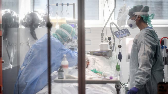 Ärzte kämpfen in einer italienischen Klinik um das Leben eines Corona-Patienten.