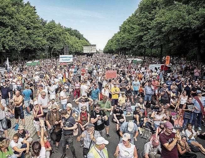 Rund 20000 Menschen demonstrierten am Wochenende in Berlin - ohne Masken und Abstand.