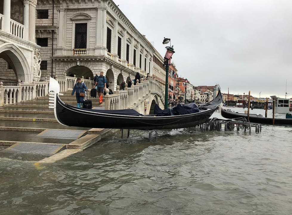 Eine Gondola ist auf einem Veloständer gestrandet.